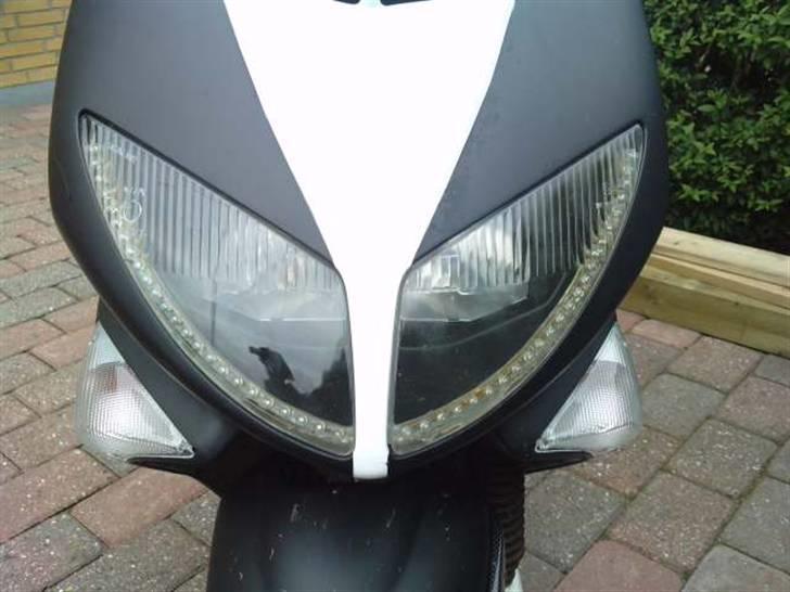 Peugeot Speedfight 1 > BYTTET < - så kom der lidt gejl på :D lidt ekstra lys i front " Slukket " billede 8