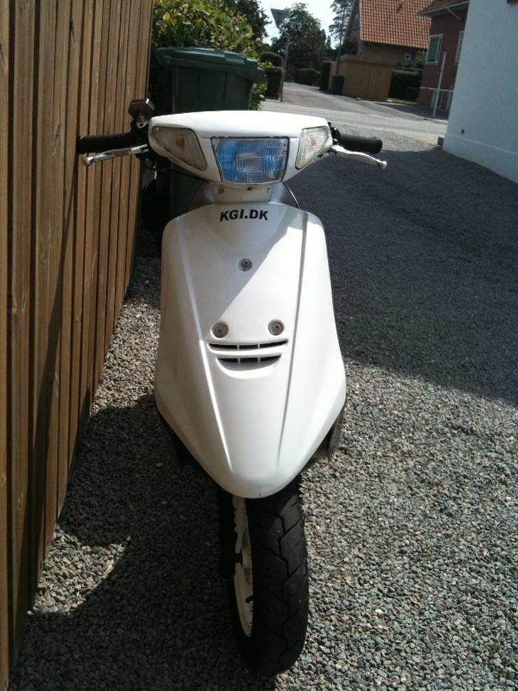 Yamaha Jog FS (Solgt) - Juli 2010 - Pæren er blå, men lyset den giver er lidt i stil med xenon. billede 6
