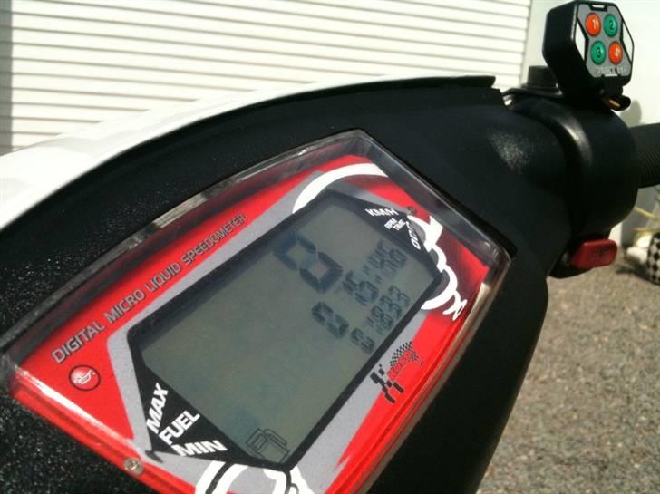 Yamaha Jog FS (Solgt) - Juli 2010 - Koso speedometer, der bl.a. viser hastighed, omdrejninger og klokken. Kan også sættes op til at vise motortemperatur, hvis en censor monteres. billede 7