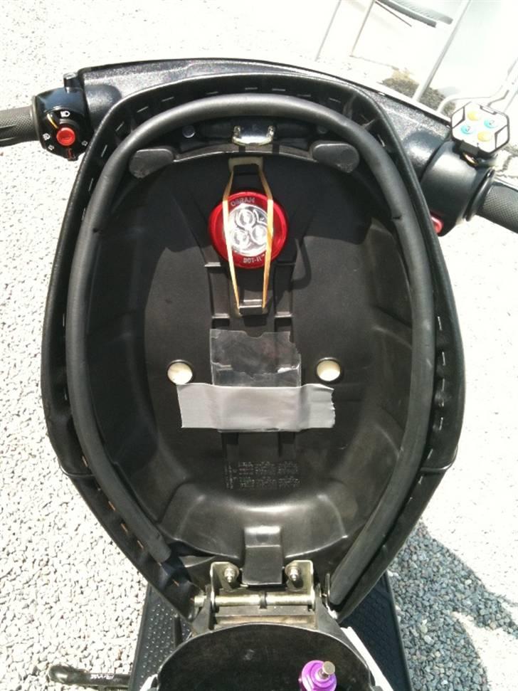 Yamaha Jog FS (Solgt) - Juli 2010 - En lille lampe, som har været meget nyttig i de mørke nætter. Under er der plads til at gemme sit knallertforsikring. billede 12