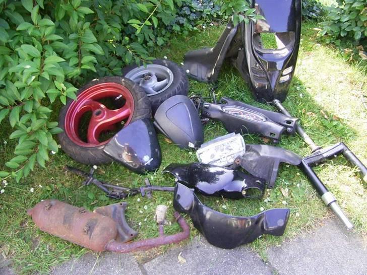 Piaggio Typhoon solgt - reservedele til scooteren, bla fælge, udstødning, skjolde, forgaffel osv. billede 11