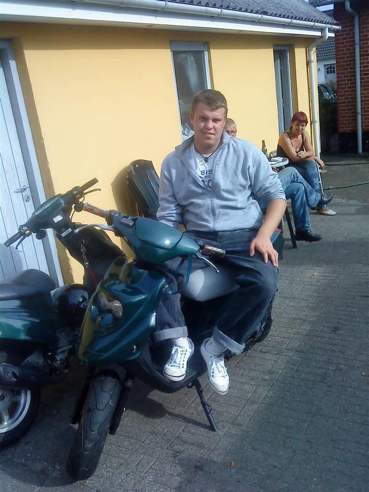 PGO hot 50  hverdags jern konfiskeret - twin brow på han´s hot og min står ved siden af. :D billede 5