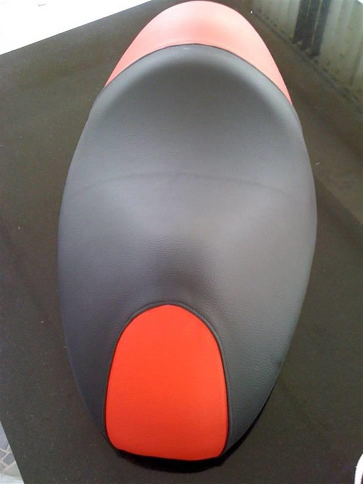 Daelim S-five (SOLGT) - så blev sædet betrukket! :D - det kan godt se ud som om det er Orange, men det er rødt! :) billede 9