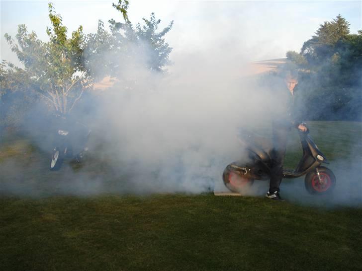 Gilera Stalker - S-Line/Quattro - Trængte til nyt dæk, så hvorfor ikke lave lidt røg med det gamle? :b billede 4