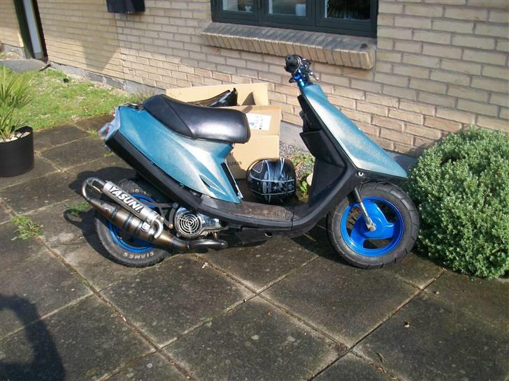 Yamaha yamaha jog fs     - så har joggen får nye skjolde på påplet kamalion mellem blå guld hvid billede 11