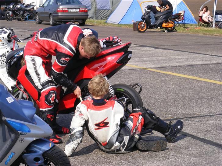 Yamaha Jog RR Lc #83 SOLGT! - Mig og Kayo-Jacob der piller lidt ved joggen ;-D!! billede 12