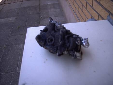 PGO Hot 50 ~ brændt ~ - sådan ser en 21 mm Dell´Orto ud efter den er smeltet sammen, det lykkedes mig at få dysen ud af den :´´´) billede 16