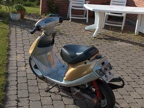 Yamaha Jog FS {SolgT} - Her er så en flot jog set bagfra, læg mærke til den flotte lakering:p billede 2