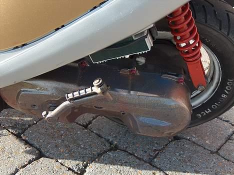 Yamaha Jog FS {SolgT} - Min kamælion motor og min flotte rødstrømpe støddæmper billede 3