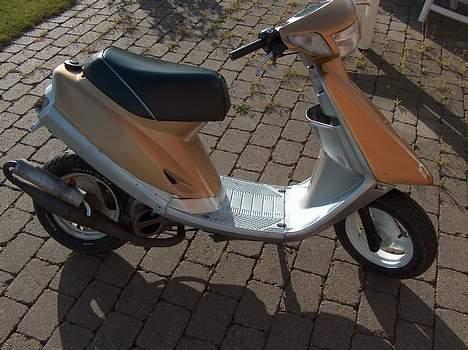 Yamaha Jog FS {SolgT} - Fra siden, med min 300 kroners next potte billede 7