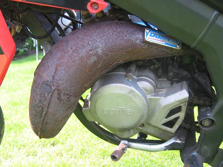 Aprilia SX 50 solgt. - motoren ved godt uds. er meget rusten :P billede 9