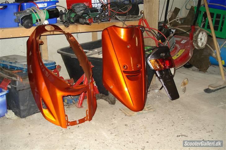 Yamaha Jog As - de skjolde der bliver sat på. Har købt ny orginal bagskærm i stedet for det total grimme carbon pis billede 9