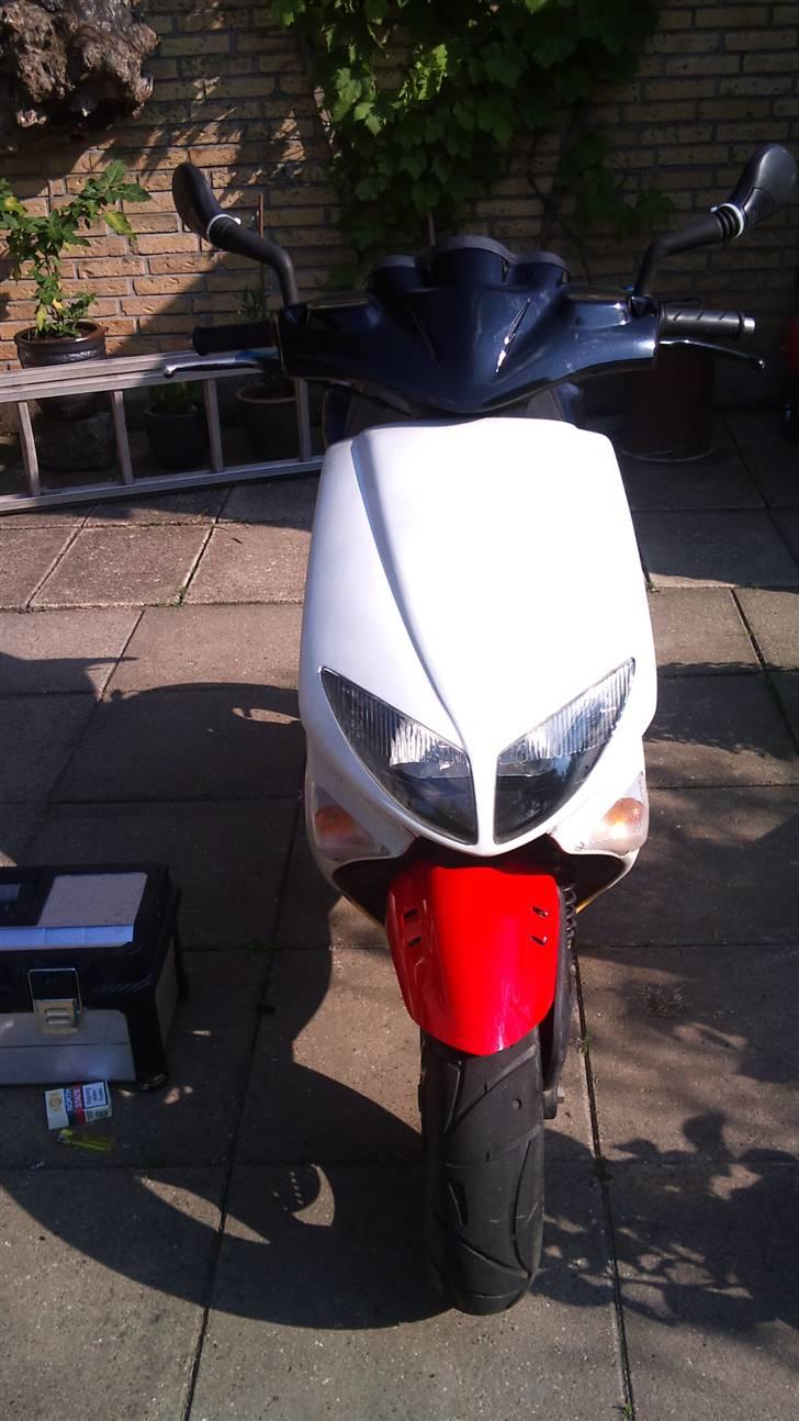 Peugeot Speedfight 2   ---SOLGT--- - Så der kommet ny skærm og styr skjold på + fronten er spartlet ud.. det ser dog bedre ud selvom den bliver skiftet ud med SPF 2 fromt, da det er en SPF 2 scooter billede 3