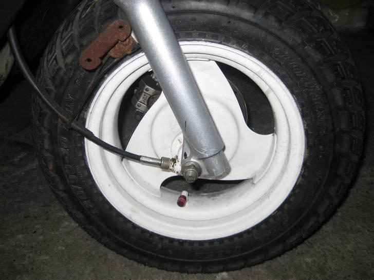 PGO Hot 50 - De hvide fælger, og pink ventil :p billede 5