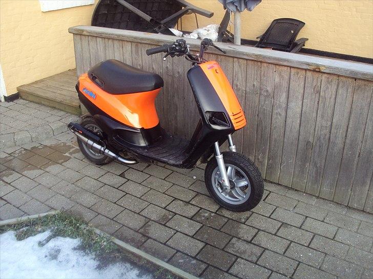 Piaggio ZIP  SOLGT - Zip: Så kom Zippen ud at race i 2011  5/1 2011 OBS OBS der kommer nye billeder af den med alle lygte-glasen på billede 1