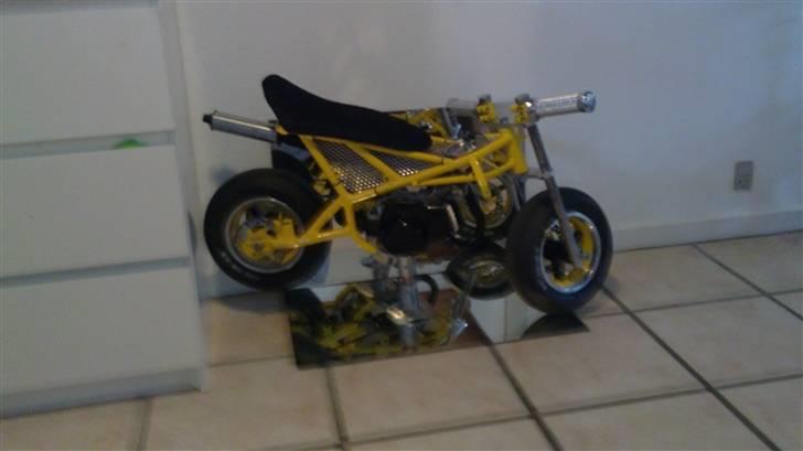 MiniBike Pocketbike Custom - hjemme i soveværelset på sit spejl billede 16