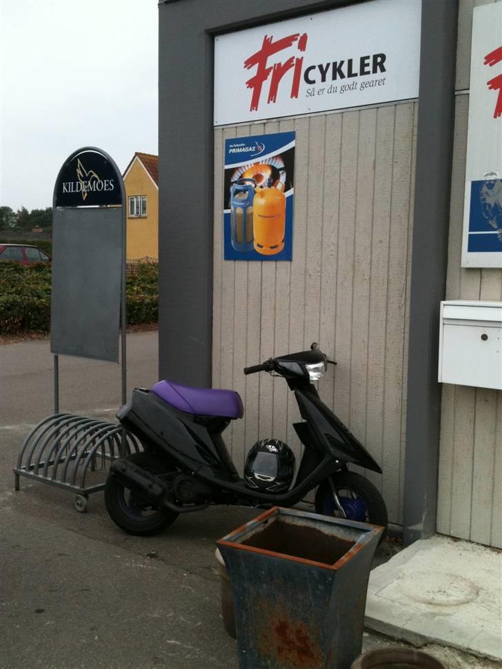 Yamaha jog # væk - Joggen nede foran onkel´s butik ;) Billedet taget idag d. 24.09.10 billede 19