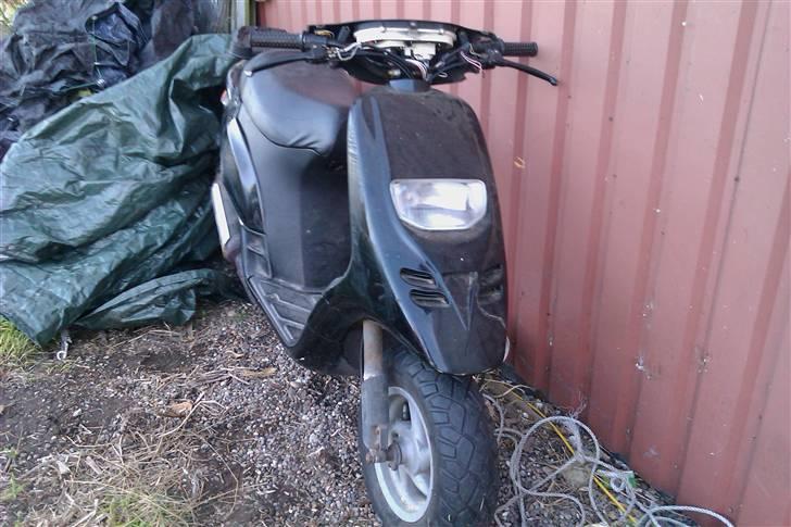 Piaggio typhoon(byttet til zip)  - så er det 4 måneder siden jeg kørte galt og nu ser tyffe sådan ud ;D meget pænere ;D  billede 12