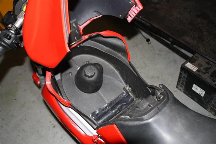 Gilera DNA LC DD   - Rummet under "Tanken", beholderen i midten er til kølervæske, tank låget sidder lige under sædets begyndelse og går ned under rummet billede 19