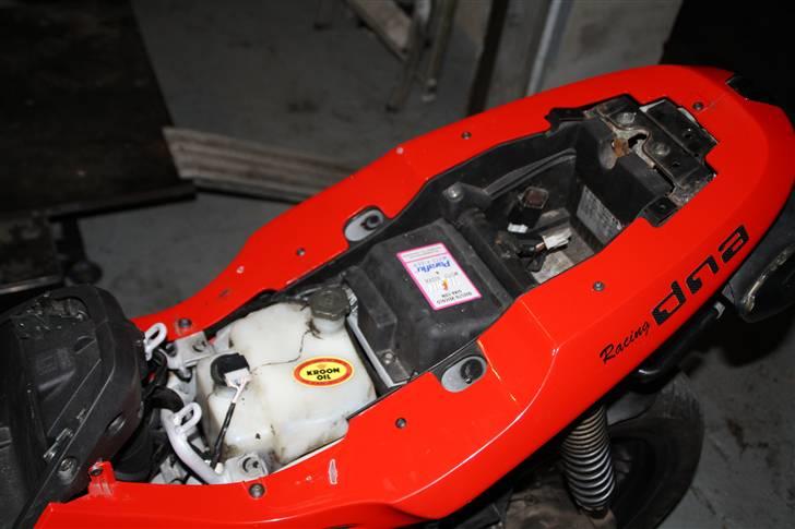 Gilera DNA LC DD   - under sædet finder man olietank, batteri og rum hvor der godt kan være 2 dåser :) billede 20