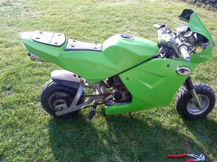 Kawasaki Ninja (wannabe) *Solgt* - her har jeg malet alle skjoldene og sat dem på igen billede 9