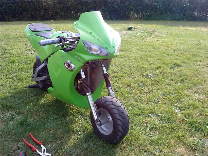 Kawasaki Ninja (wannabe) *Solgt* - her har jeg malet alle skjoldene og sat dem på igen billede 11