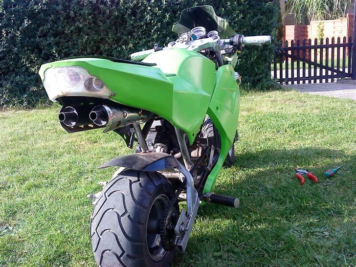 Kawasaki Ninja (wannabe) *Solgt* - her har jeg malet alle skjoldene og sat dem på igen billede 12