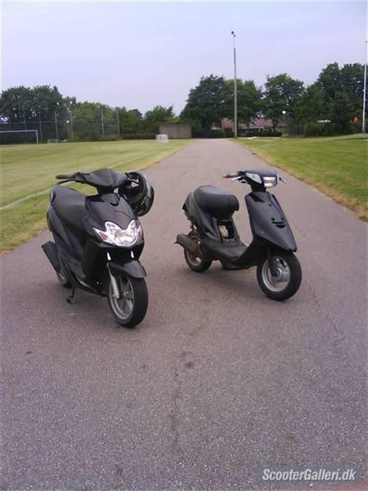 Yamaha jog  SÆLGES HURTIG! - sådan ser min bette jog ud nu. der mangler de 2 sideskjolde og olie skjold, men har ikke fået sat dem på, har bestilt skjoldene hjem. billede 6