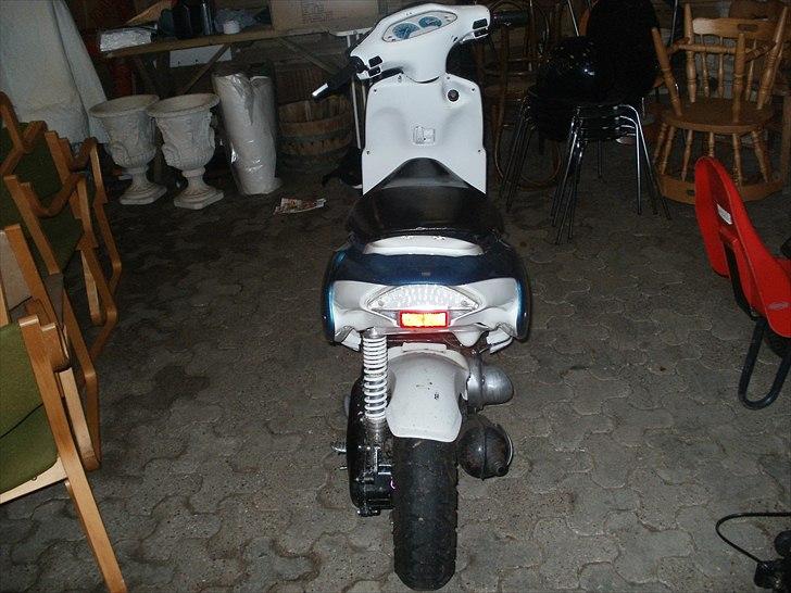 Aprilia Rally - Ja, bagskærmen er skæv. Men det oprindelige ophæng er gået i stykker. :) billede 4
