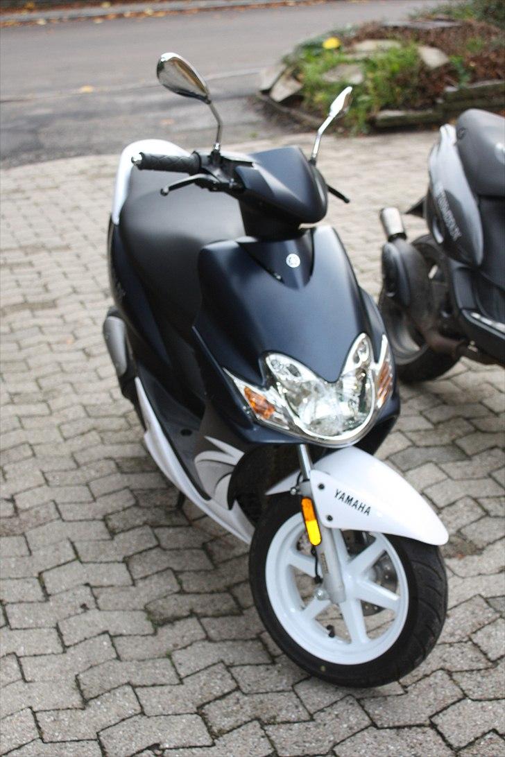 Yamaha Jog R (STJÅLET 29/1 2011) - Ja jeg køre sgu med spejle.. skal kunne se hvad der sker bagude ang pansere m.m billede 1
