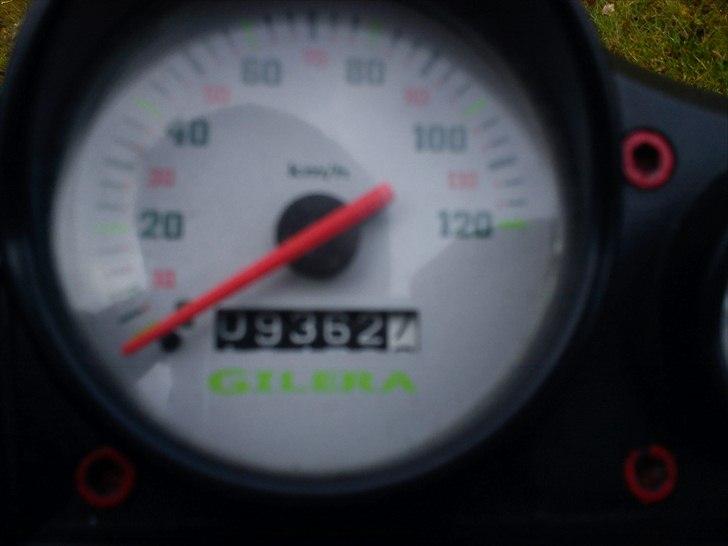 Gilera stalker SOLGT - sælger sagde den havde kørt 8000 km. men den havde rundet 9000 da jeg fik den. nåede ikke engang køre 300 km på den før cylinderen gik til billede 8