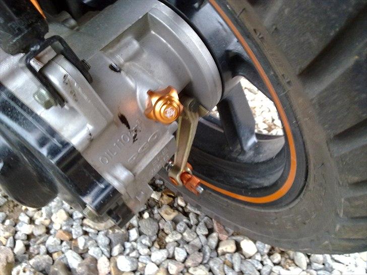 PGO hot 50 sp  - så kom mit orenge olieprop og det ved bramseren  billede 6