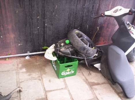 Yamaha Jog R **Fredes** - Så skete det... std cylinderen satte sig pga en G ring hoppede ud... Men nok om det... Athena EVO LC cylinder, aerox køler, slanger, RMS krumtap, C3 lejer det hele er bestilt hjem og den spinder igen på tirsdag... billede 14