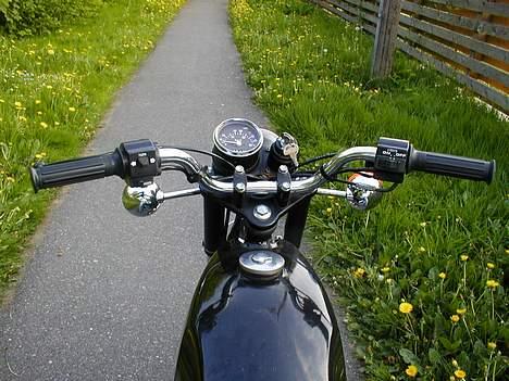 Suzuki DM-50 *solgt* - Så har vi så drivers view.. sådan som jeg ser den når jeg sidder på den :) se lige chromen.. den er da flot.. lidt! billede 3