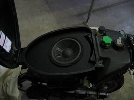 Yamaha jog r projekt auto lak!!! - er igang med anlæg! pladen er beklæt med sort nappa!   / læder.. 8" bass 4 diskanter 240watts forstærker. delfilter og mp3 ved styret :P og rummet er isoleret med skumgummi billede 7