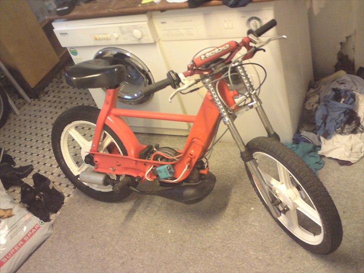 Vespa Ciao malossi - den ser orange ud på billedet men den er helt rød billede 1