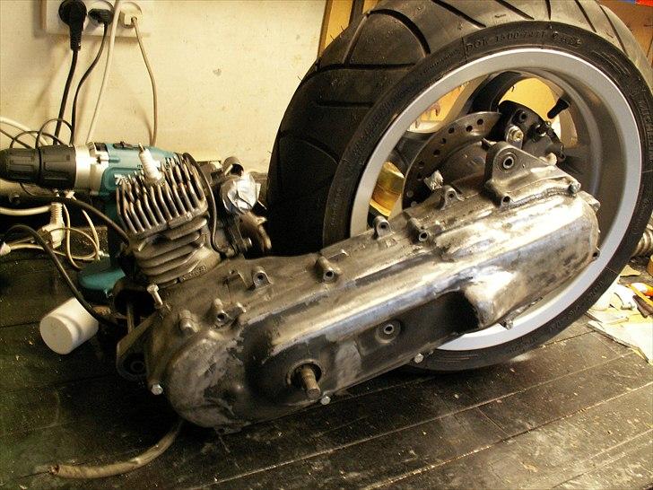 Yamaha Bws'Rox'DD'Custom! - Skivebremse og Kiesler fælg på Lodret Minarelli, ikke set før ;-) billede 17