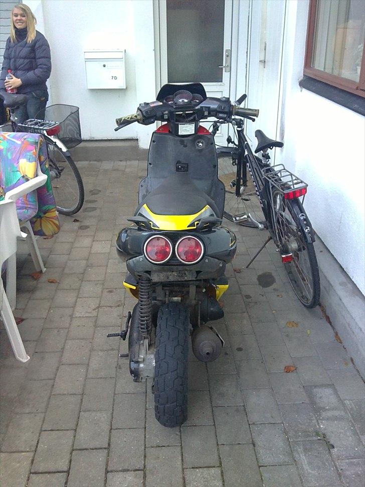 Aprilia sr50ditech byttet til jog - fra siden af kan slet ikke vente til at komme igang billede 3