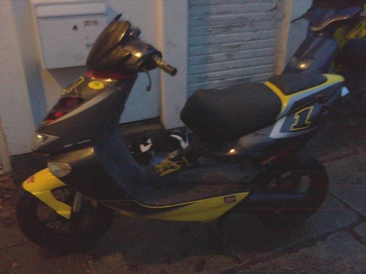 Aprilia sr50ditech byttet til jog - så er den ved at få taget skjoldene af billede 4