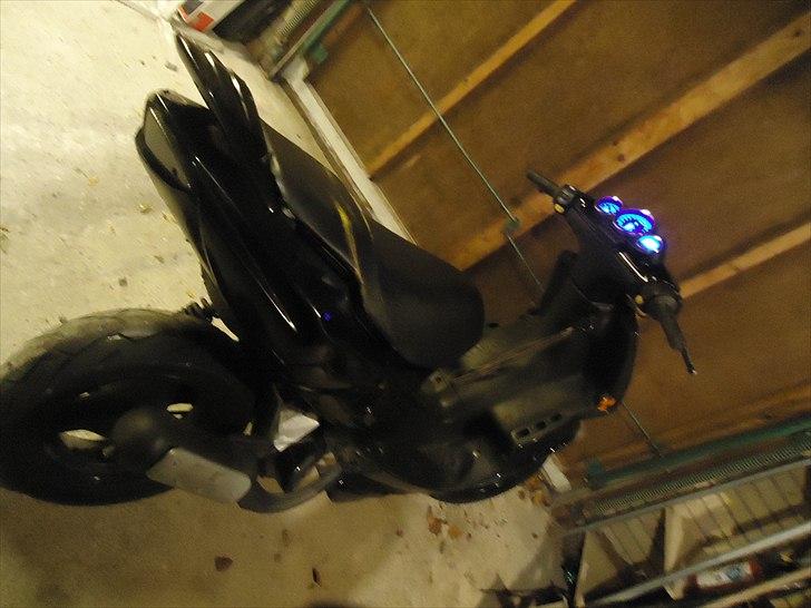 Peugeot Speedfight 2 AC (SOLGT) - Den prutter fra uddstødningen når man prøver at starte den, Nogle der kan vide hvad der er galt :) billede 1