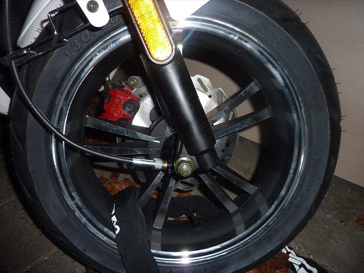 Giantco G-10 (45'er) -= SOLGT =- - Forhjulet med nogle ret flotte fælge, samt sporty skivebremser. billede 7