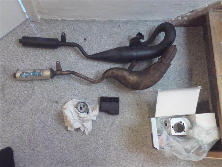 Vespa Ciao malossi - Skal ha sandblæst begge udstødningsrør og malet dem med skibsmaling.. Varmebestandig.. billede 5