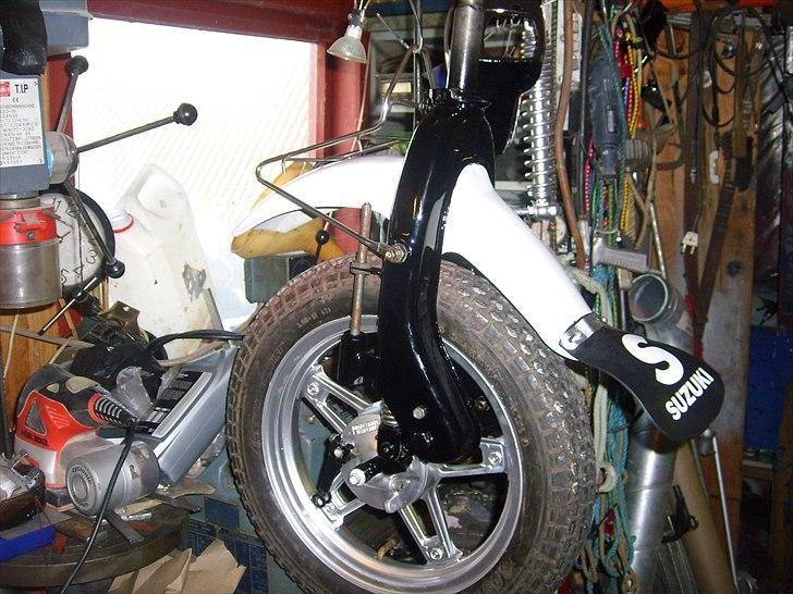 Suzuki cr 50 i 45 knallert (projekt) - Er begynd at male cr/fz 50 som i kan set på billeder nr 13. 14. 15. 16. 17. 18. 19. kig på billeder og kig i min fotoalbums billede 11