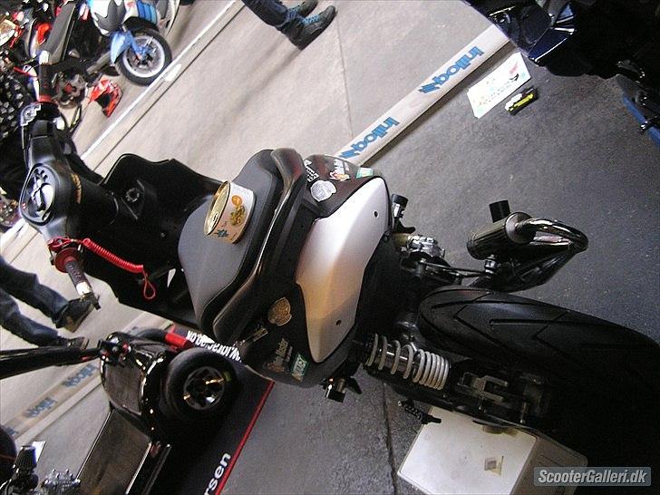 Yamaha Jog R - Den skal jo opfylde de nye træf regler der er kommet :-). billede 2