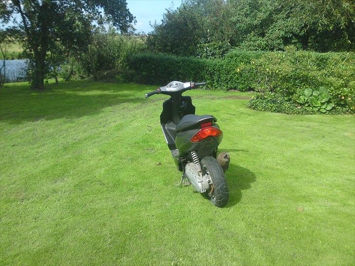 Yamaha jog r  (taget af panserne)  billede 1