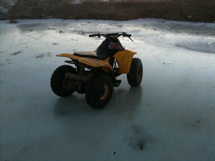 Suzuki LT 80 QUAD SPORT - Igen og ja det kunne holde selv om det kun er 5 cm tyk haha :D det er en bette skid ;D billede 15