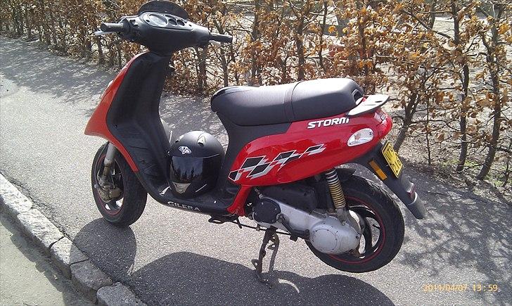 Gilera storm - Totalt skadet, sælges i dele!!! fra d.2/7- - 7-4-2011 billede 2