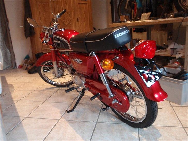 Honda cd50 k1 - Ikke stået på egne hjul i over 12 år, så man vakler jo. billede 5