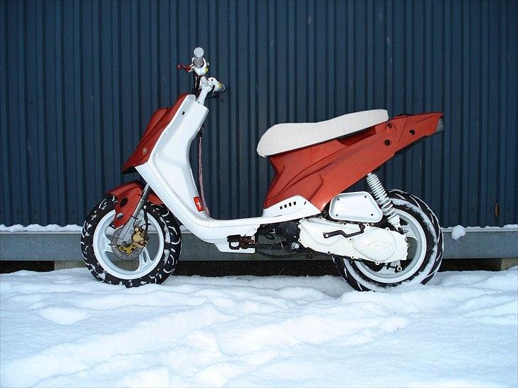 PGO Hot 50  - Lige for at se hvordan den ser ud med et hvidt sæde. Det ser noget bedre ud :D billede 1