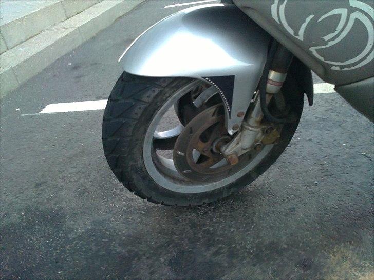 Gilera Runner 45 - Fronthjulet set fra venstre. billede 5